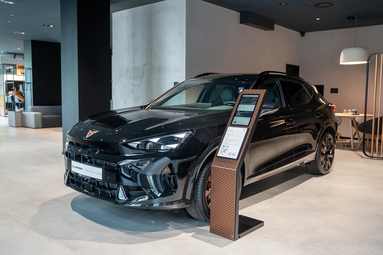 Nowa CUPRA Formentor w kolorze czarnym na ekspozycji w salonie stacjonarnym