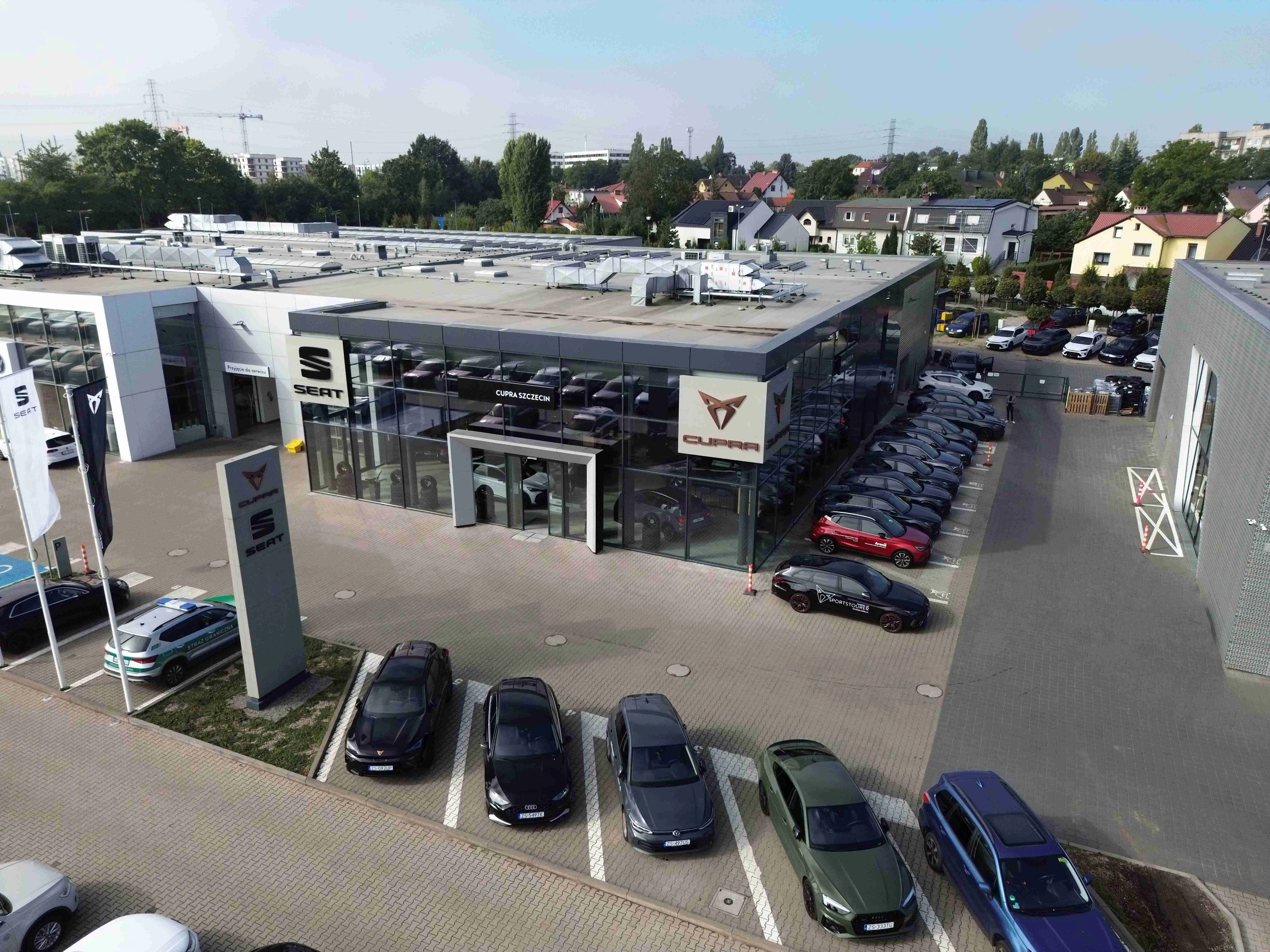 Wejście główne do CUPRA Studio Szczecin w promieniach słońca