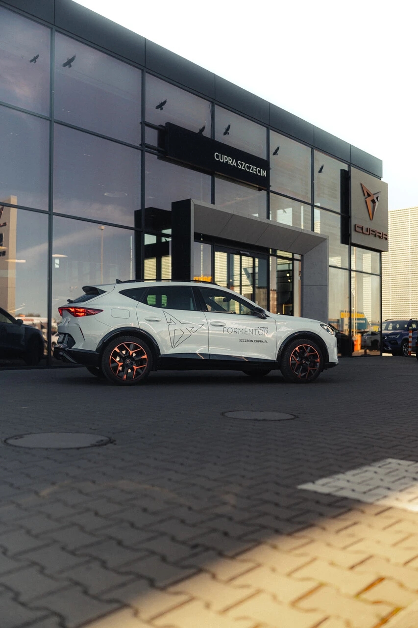 Biała CUPRA Formentor przed wejściem głównym do salonu CUPRA Szczecin przy ul. Południowej 6