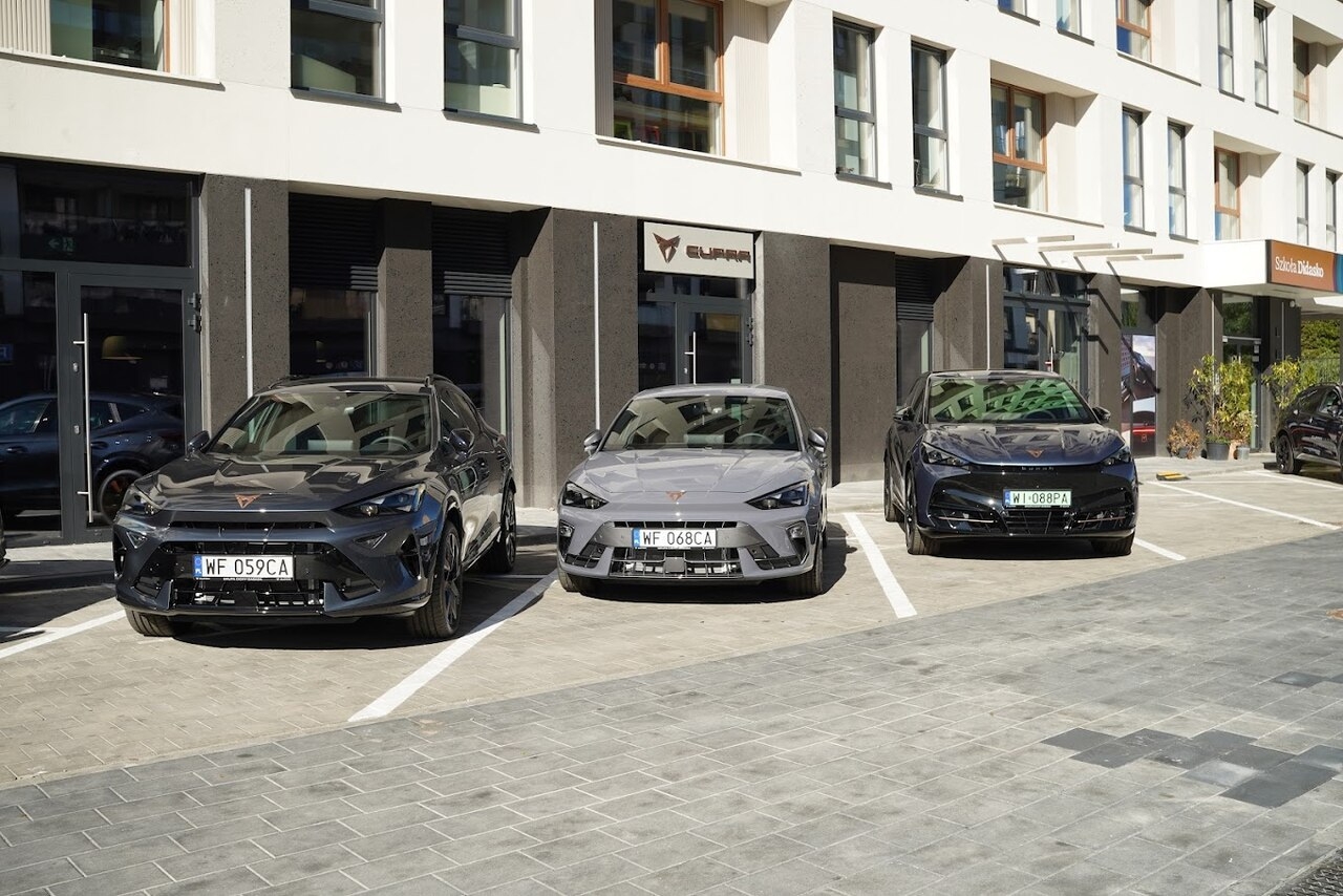 Wejście główne do butikowego salonu CUPRA Studio Warszawa-Praga