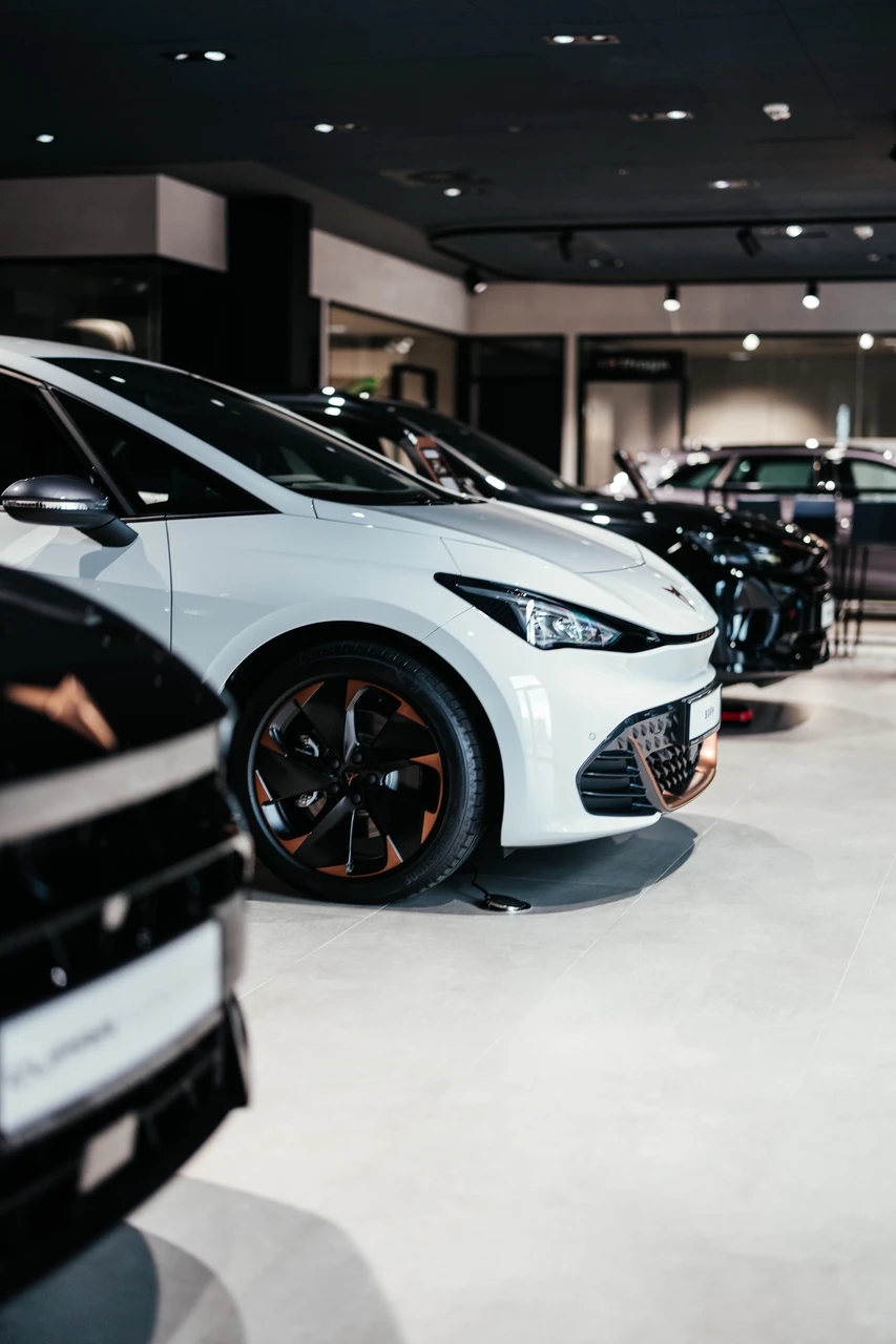 Wnętrze butikowego salonu CUPRA Studio Warszawa-Praga ze zbliżeniem na elektryczną CUPRĘ Born