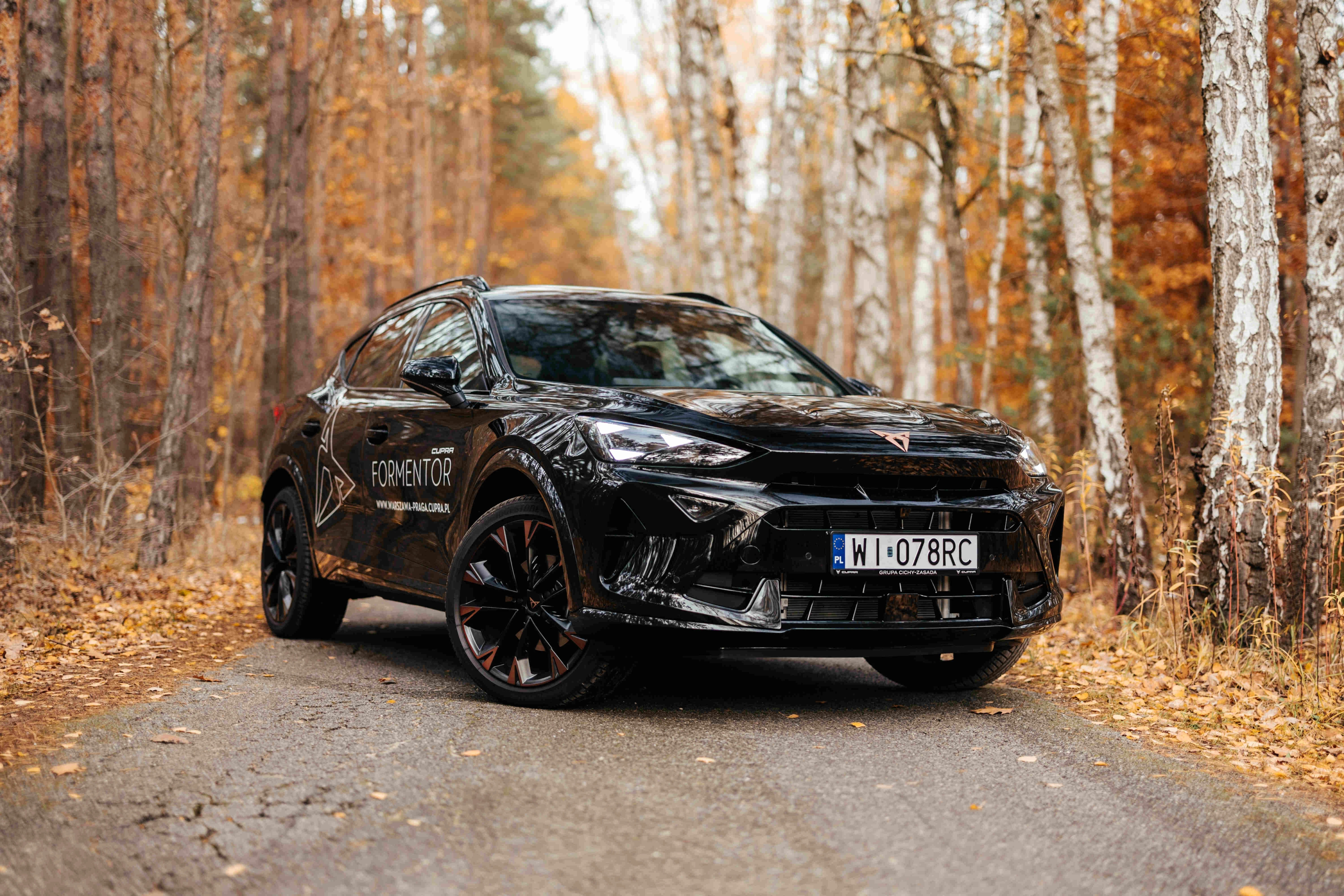 CUPRA Formentor w jesiennym lesie w Warszawie