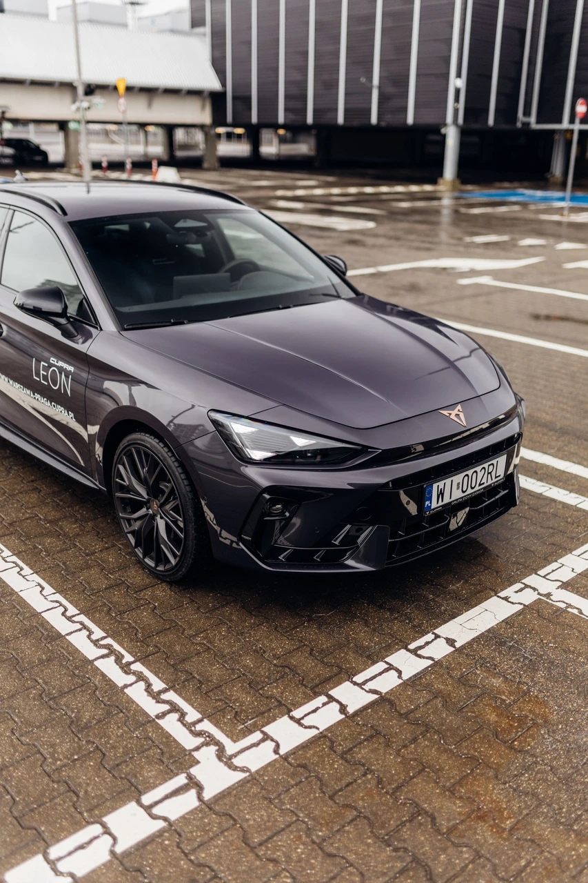 Nowa fioletowa CUPRA Leon Sportstourer na parkingu
