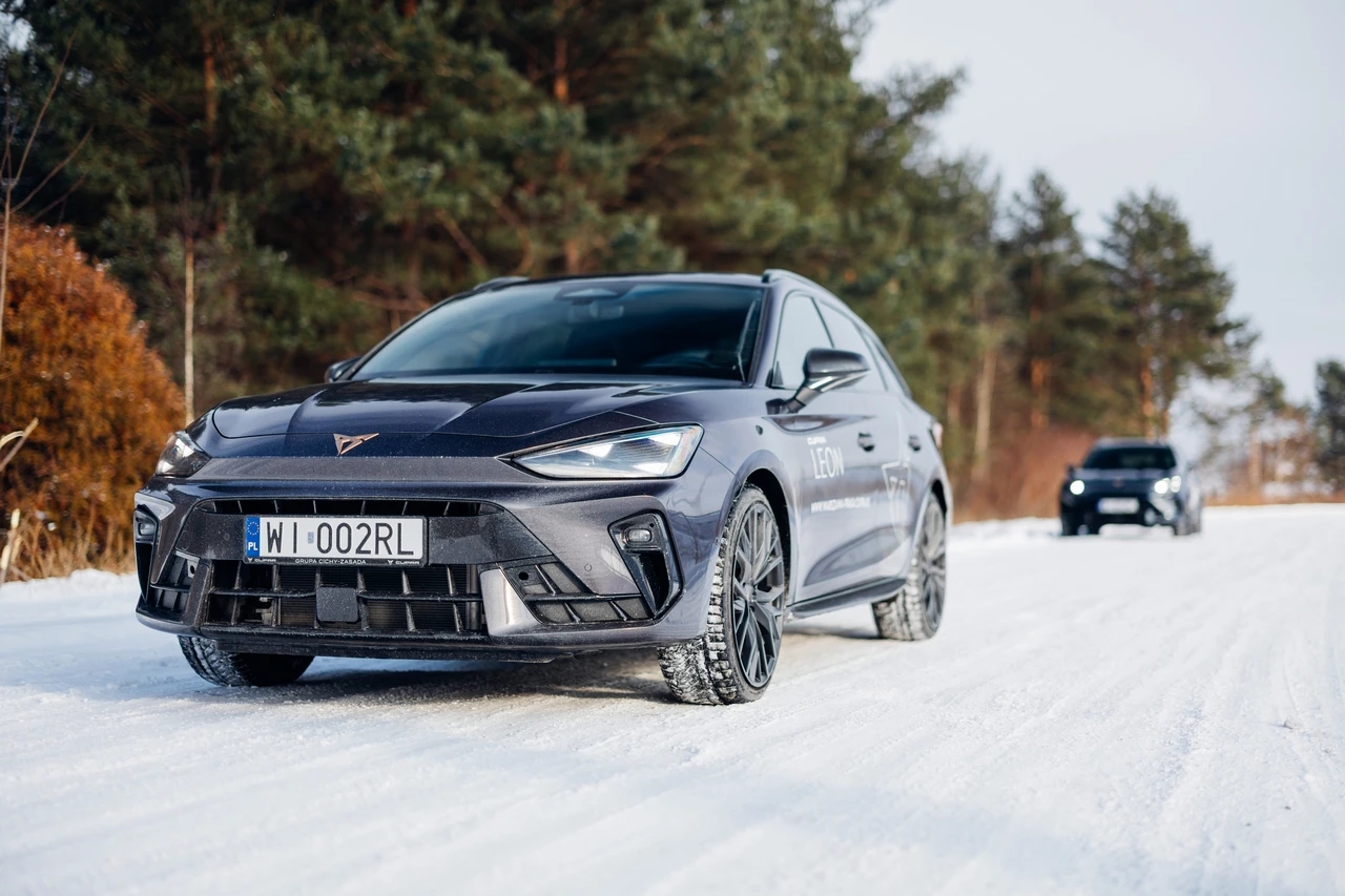 Nowa CUPRA Leon Sportstourer na ośnieżonej leśnej drodze