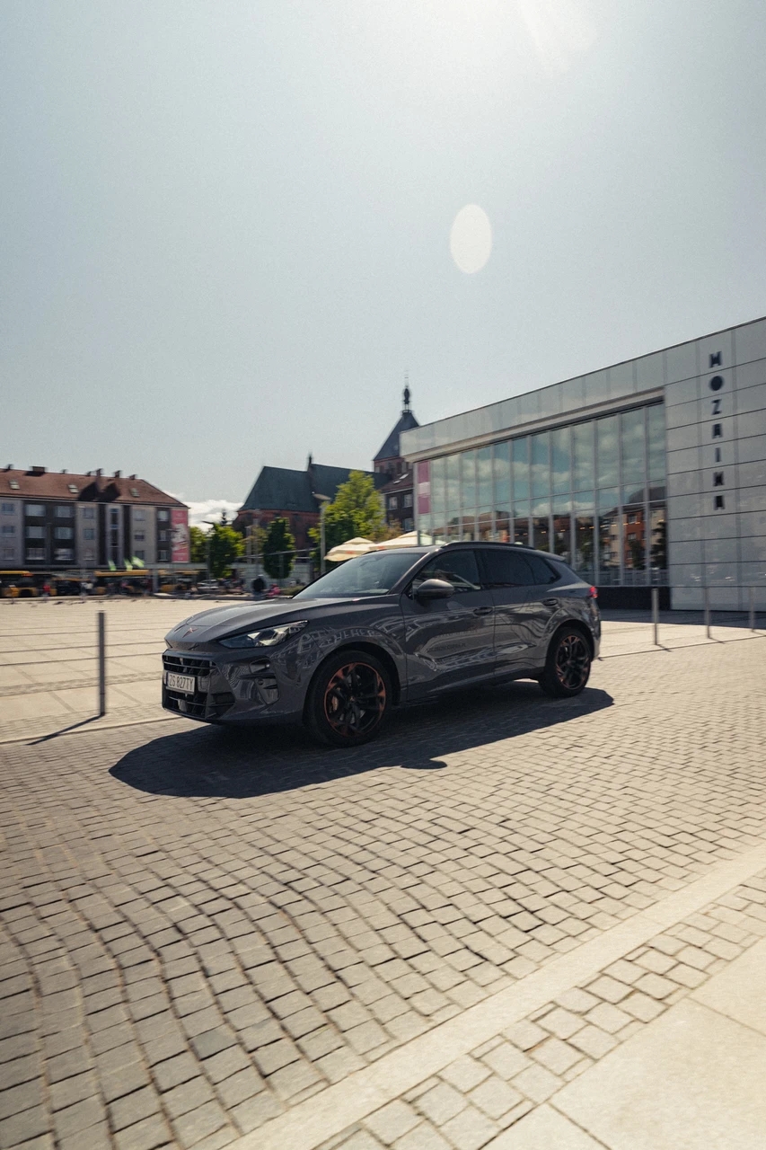 CUPRA Terramar przed restauracją Mozaika w Koszalinie