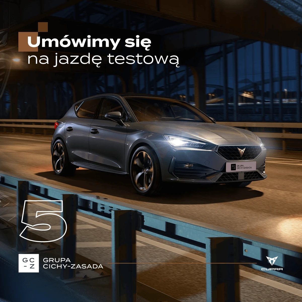 CUPRA przejeżdzająca przez most podczas nocnej jazdy po mieście