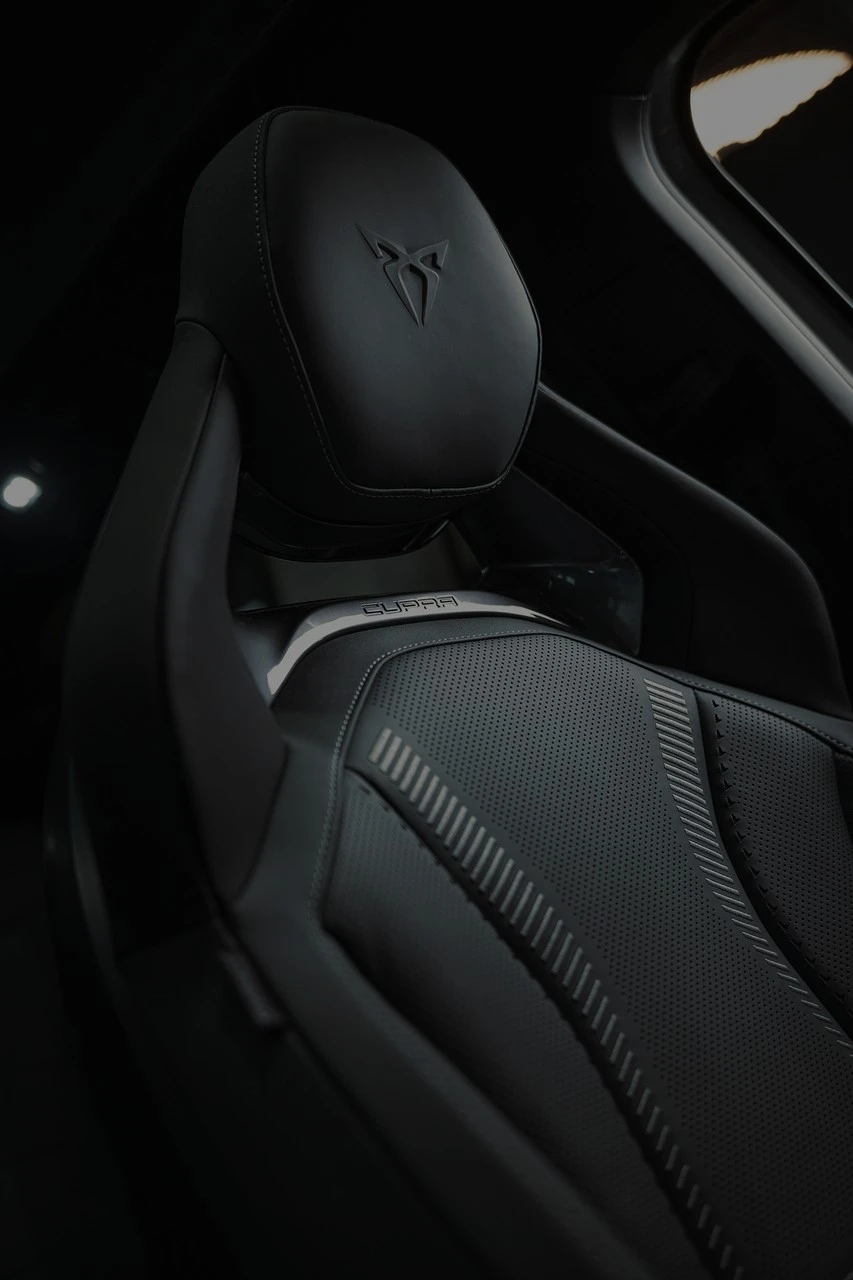 Kubełkowy fotel z logo CUPRA