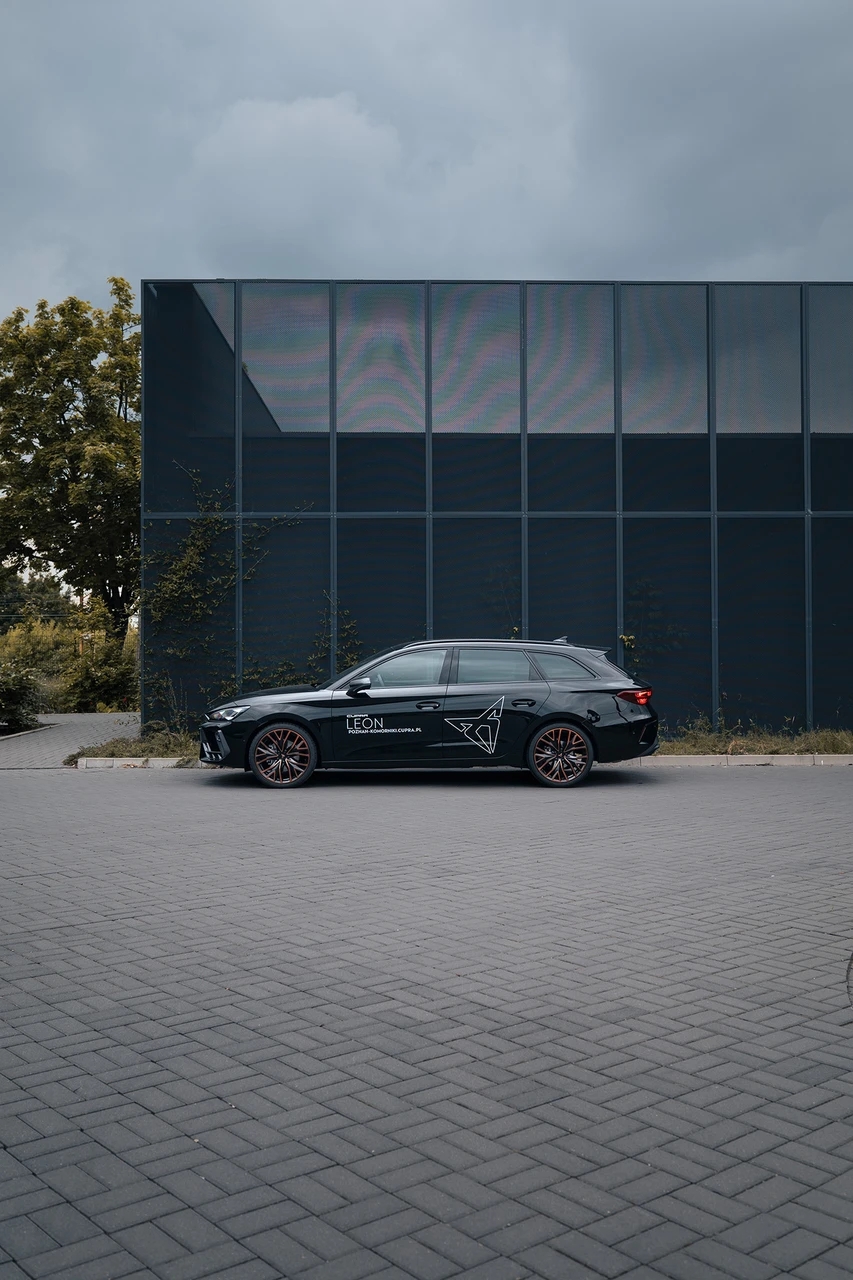 CUPRA Leon Sportstourer na tle minimalistycznej zabudowy