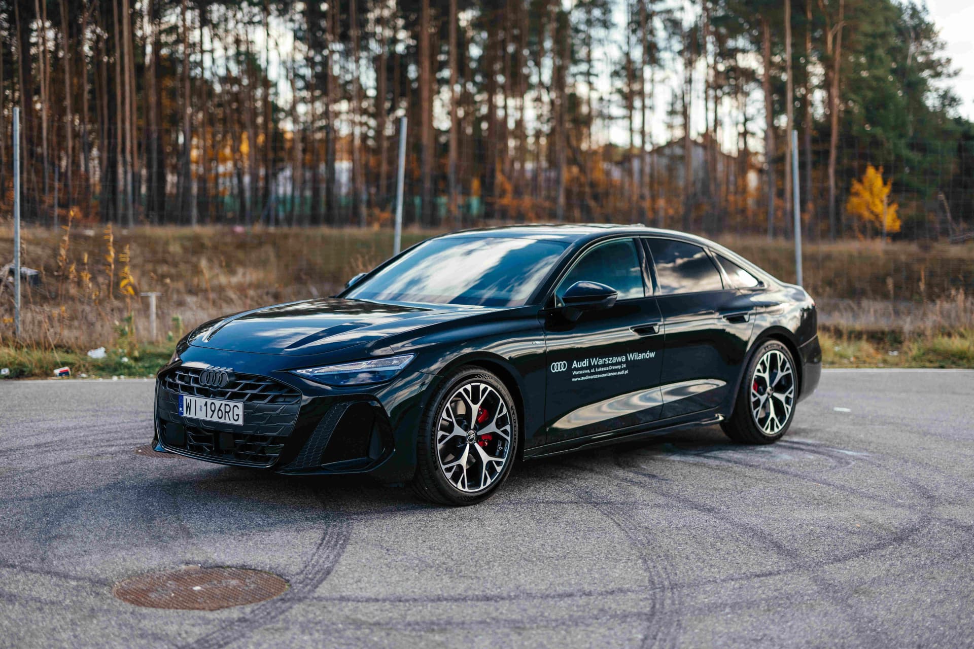 Czarny samochód na placu