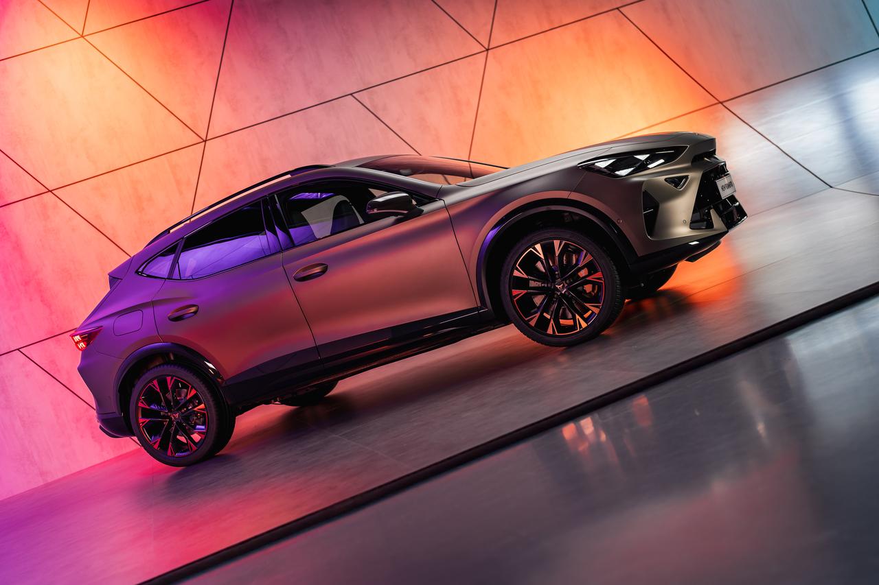 Nowa CUPRA Formentor w studio na tle figur geometrycznych w kolorze pomarańczowo-różowo-fioletowym