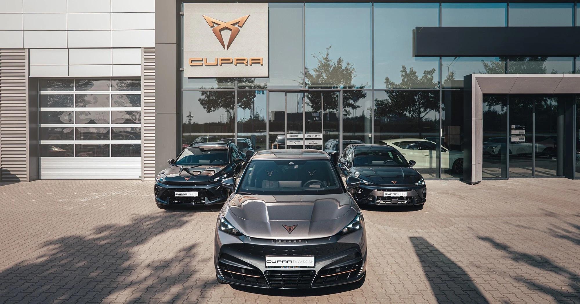 CUPRA Tavascan, Formentor, i Leon przed głównym wejściem do CUPRA Studio