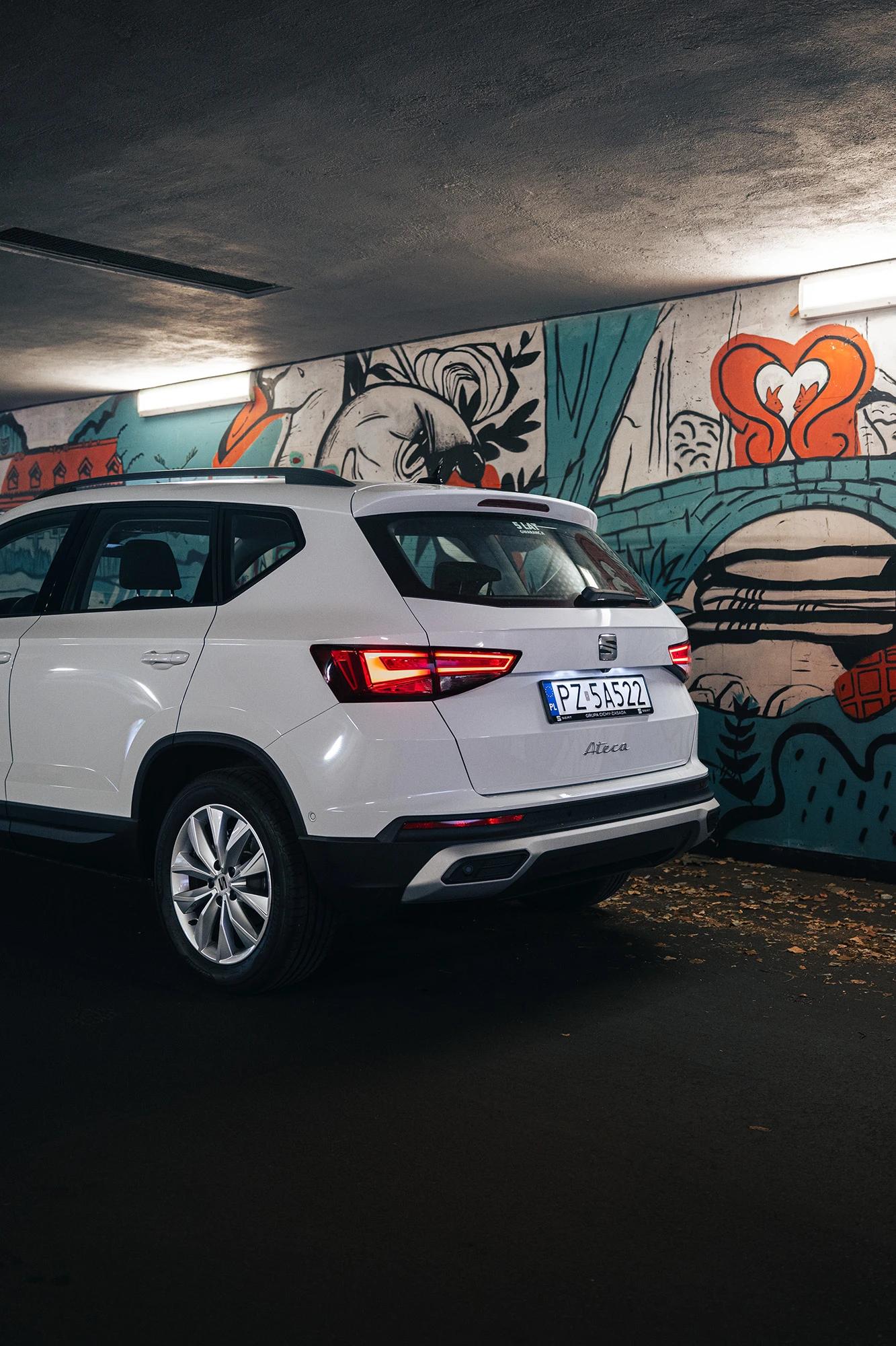 SEAT Ateca w przejściu podziemnym na tle graffiti