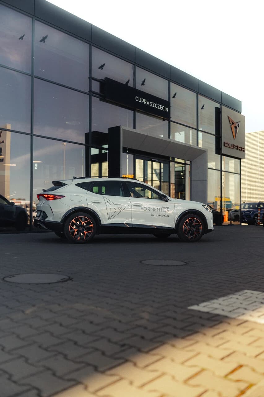 Biała CUPRA Formentor przed wejściem głównym do salonu CUPRA Szczecin przy ul. Południowej 6