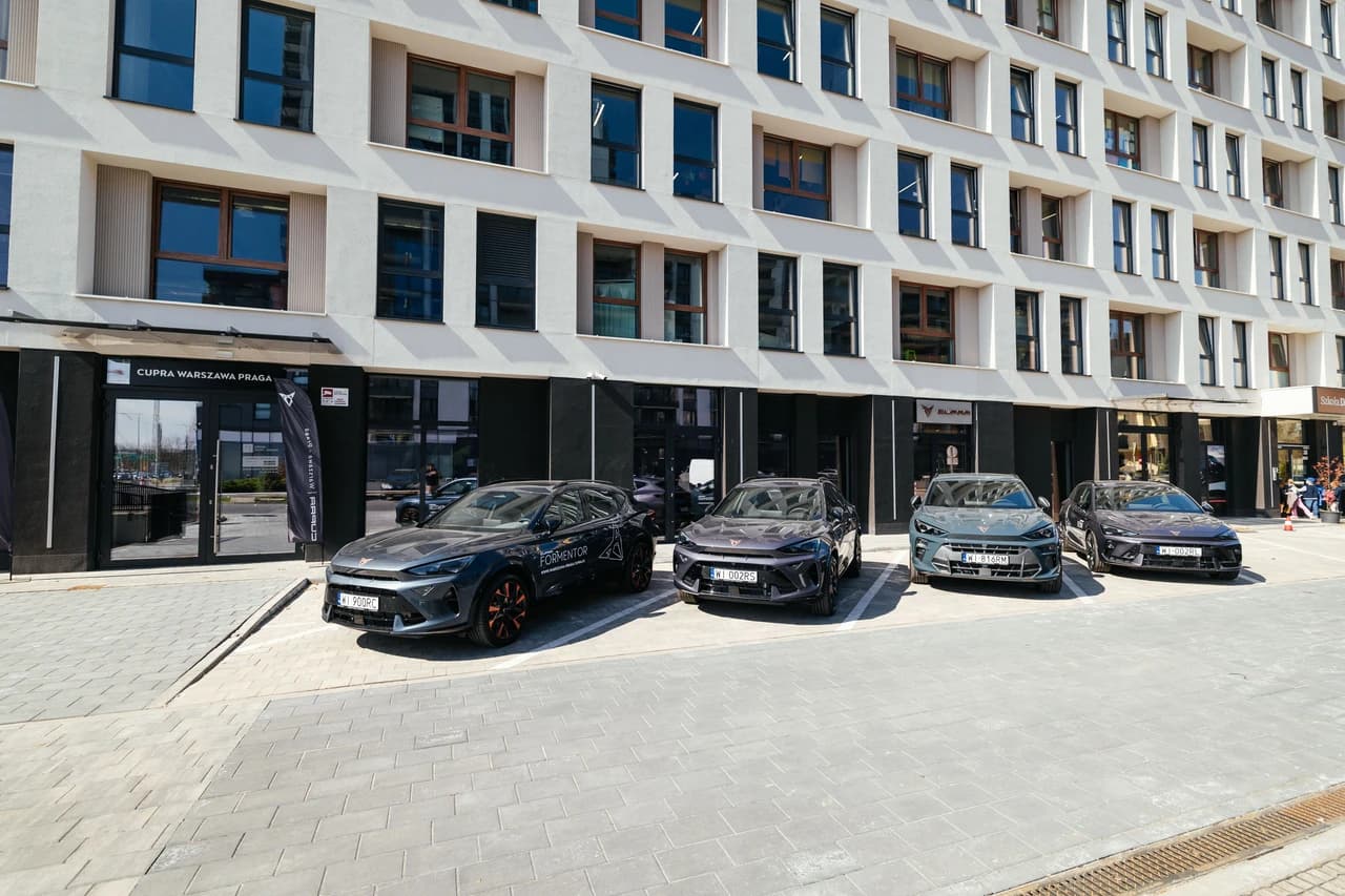 Wejście główne do salonu CUPRA Warszawa Praga przy ul. Ostrobramskiej 76