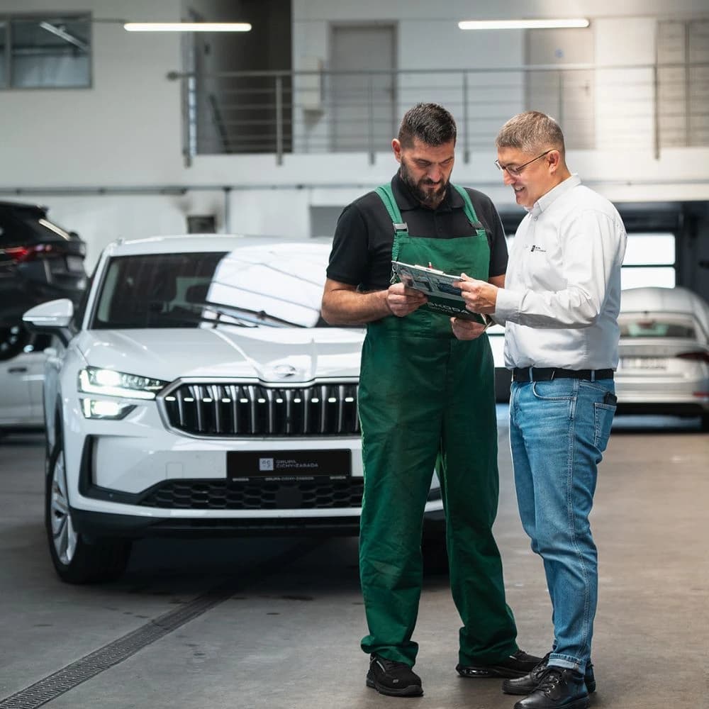 Mechanicy przy samochodzie