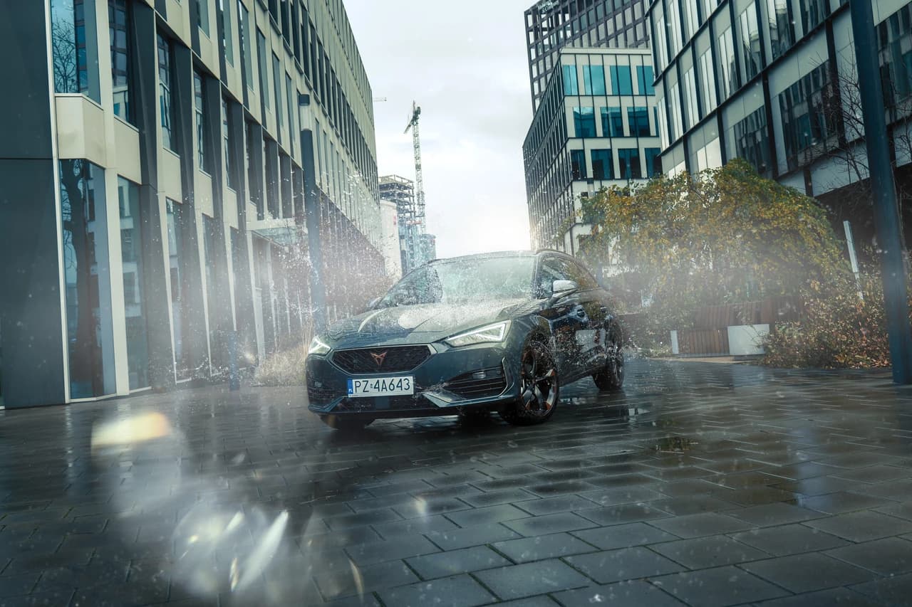 CUPRA Leon Sportstourer w centrum miasta podczas deszczowej pogody