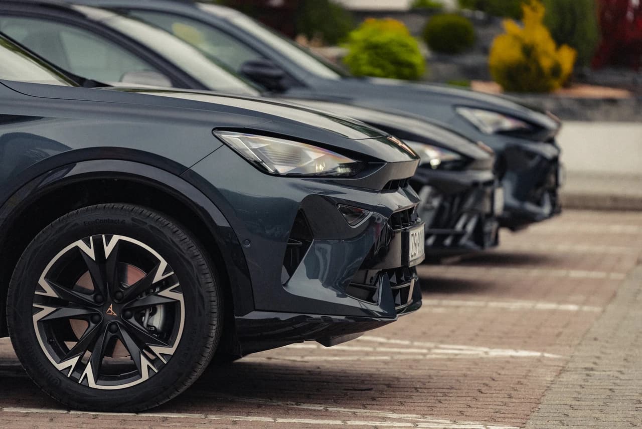 Zbliżenie na prawą przednią felgę oraz reflektor CUPRY