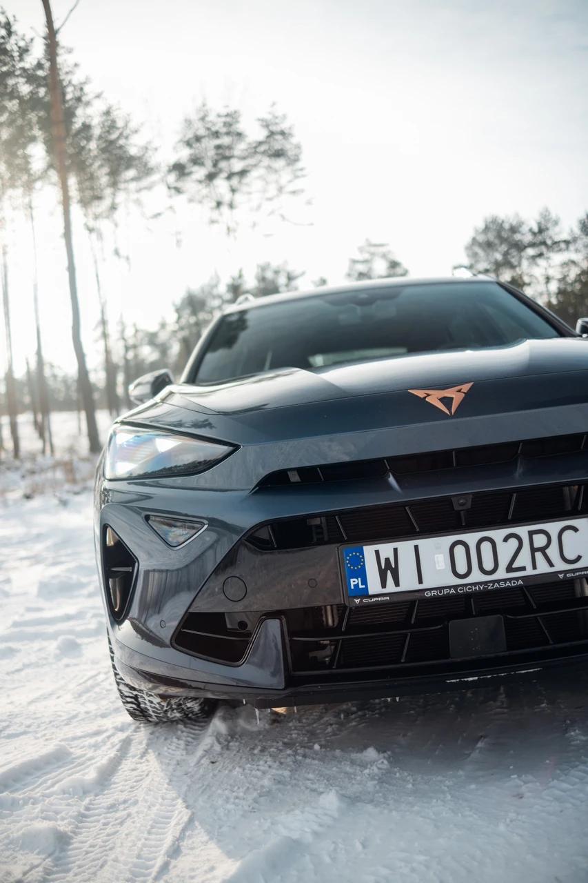 Zbliżenie na maskę nowej CUPRY Formentor VZ w zimowym otoczeniu
