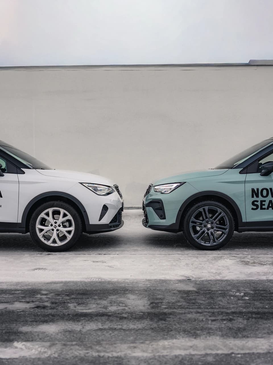 Nowy SEAT Arona i nowy SEAT Leon zwrócone do siebie maskami