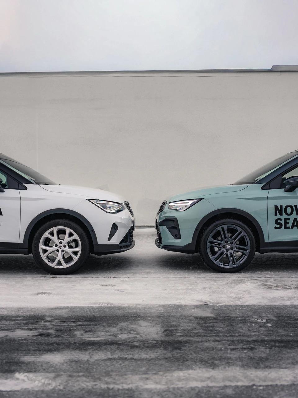 Nowy SEAT Arona i nowy SEAT Leon zwrócone do siebie maskami