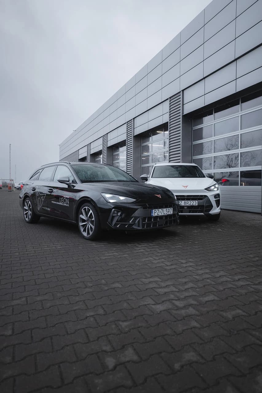 Dwa modele CUPRA przed wjazdem do serwisów CUPRA Studio Poznań-Komorniki przy ul. Jadwigi Wajsówny 9