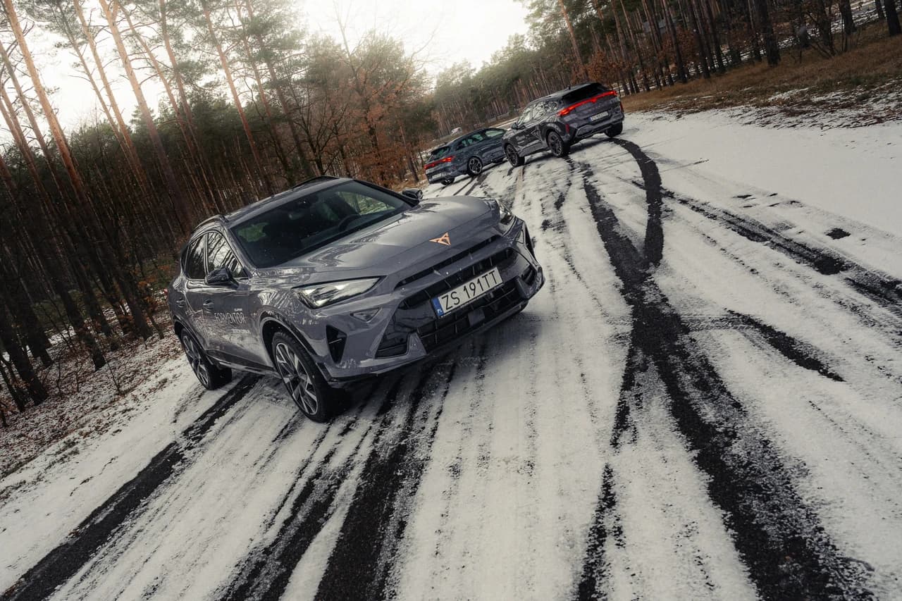 Zbliżenie na CUPRĘ Formentor na leśnej ośnieżonej drodze