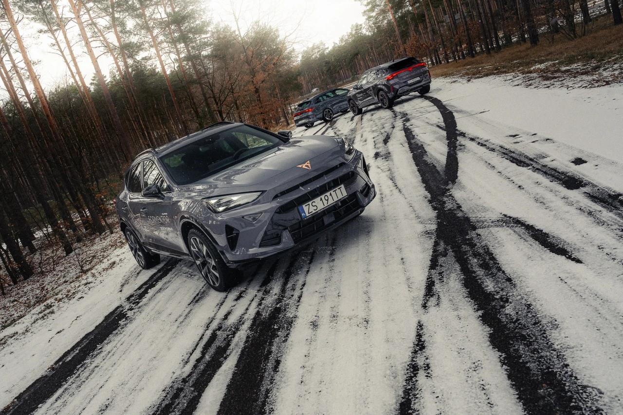 Zbliżenie na CUPRĘ Formentor na leśnej ośnieżonej drodze