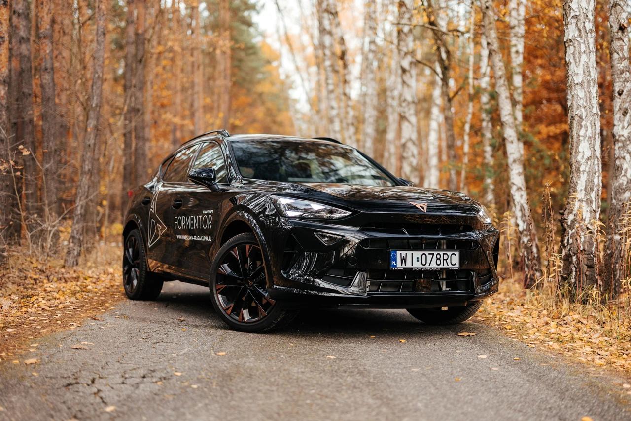 Nowa CUPRA Formentor w jesiennym lesie