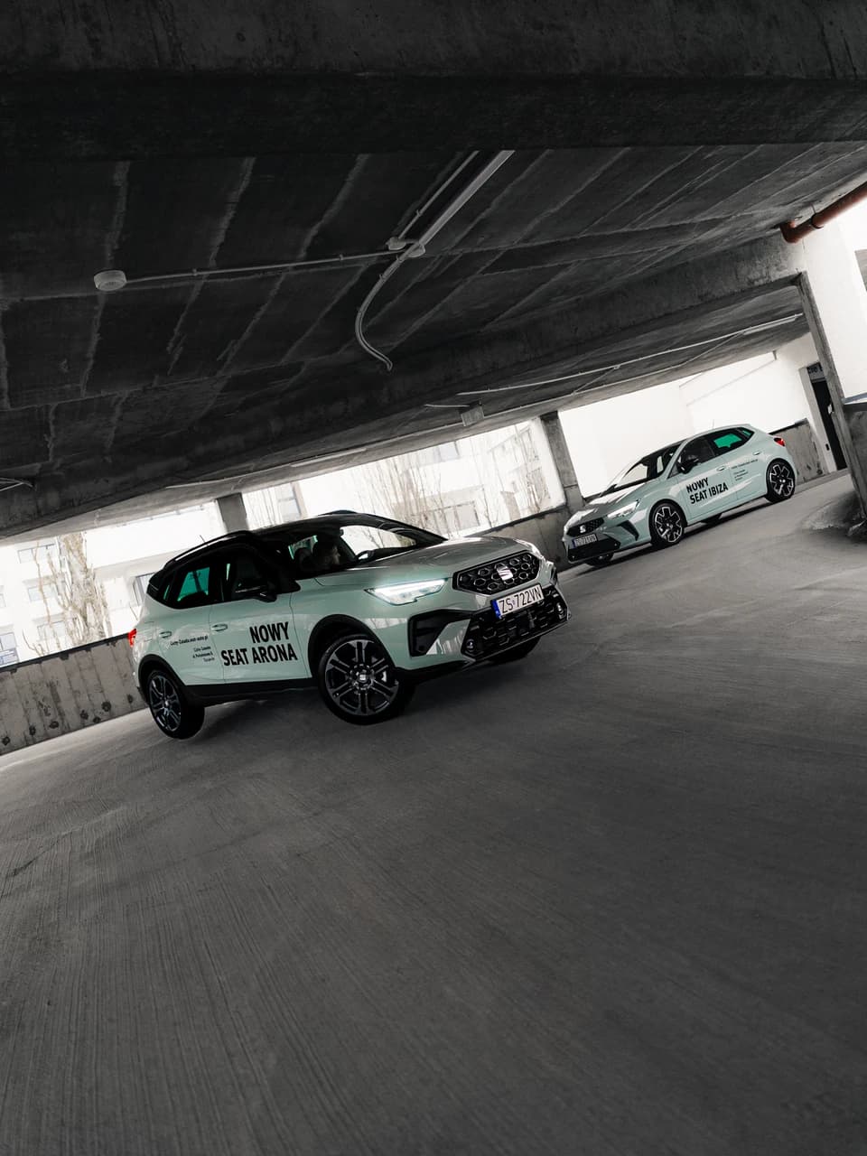 Nowy SEAT Arona i Ibiza na parkingu