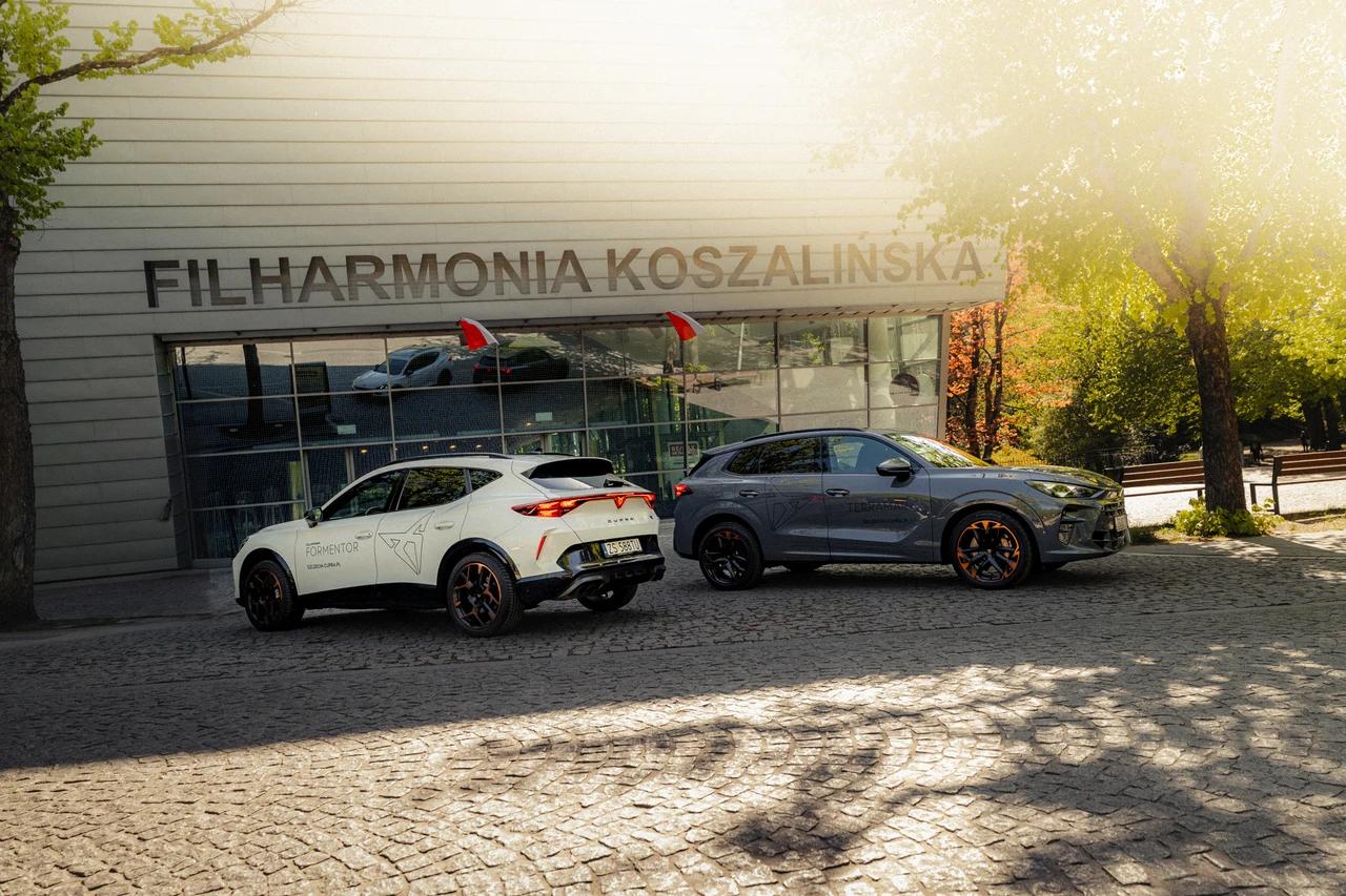 CUPRA Formentor i CUPRA Terramar przed filharmonią koszalińską