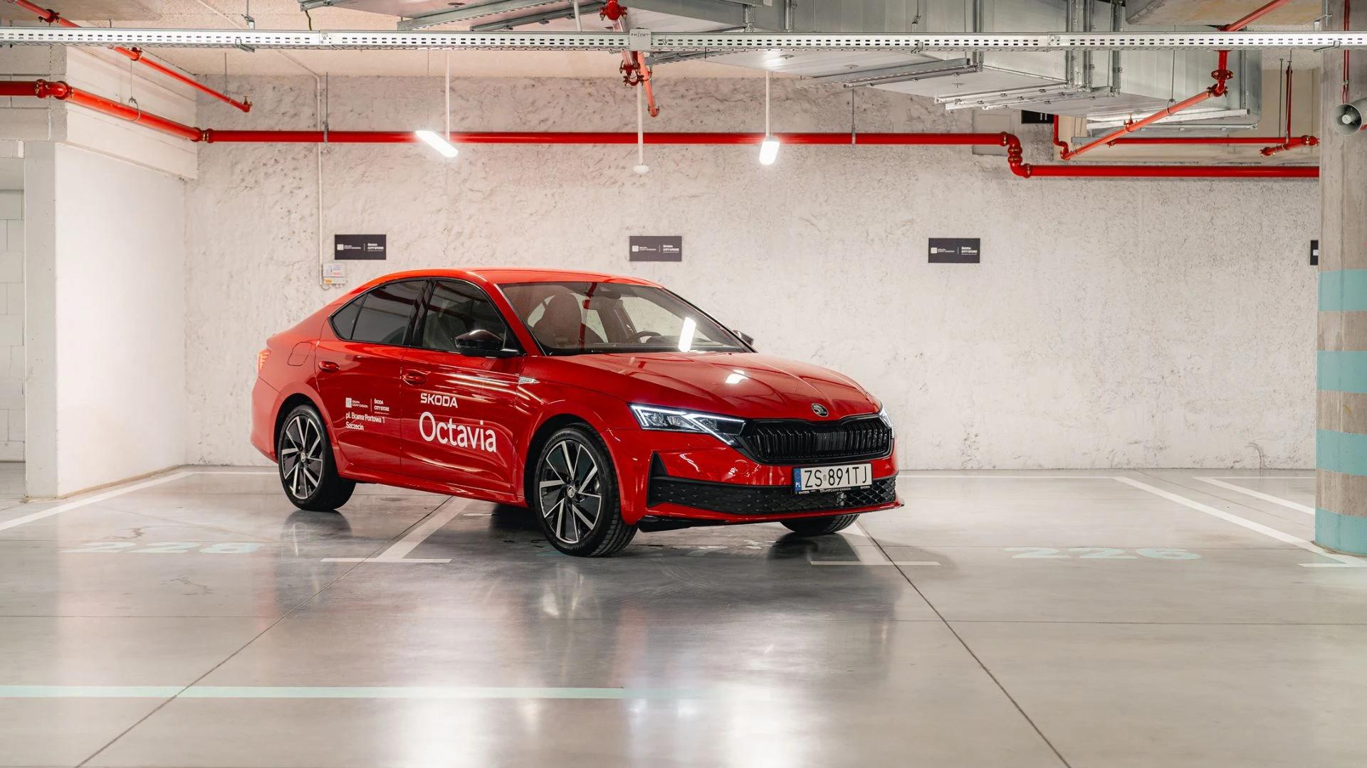 Czerwona Skoda Octavia