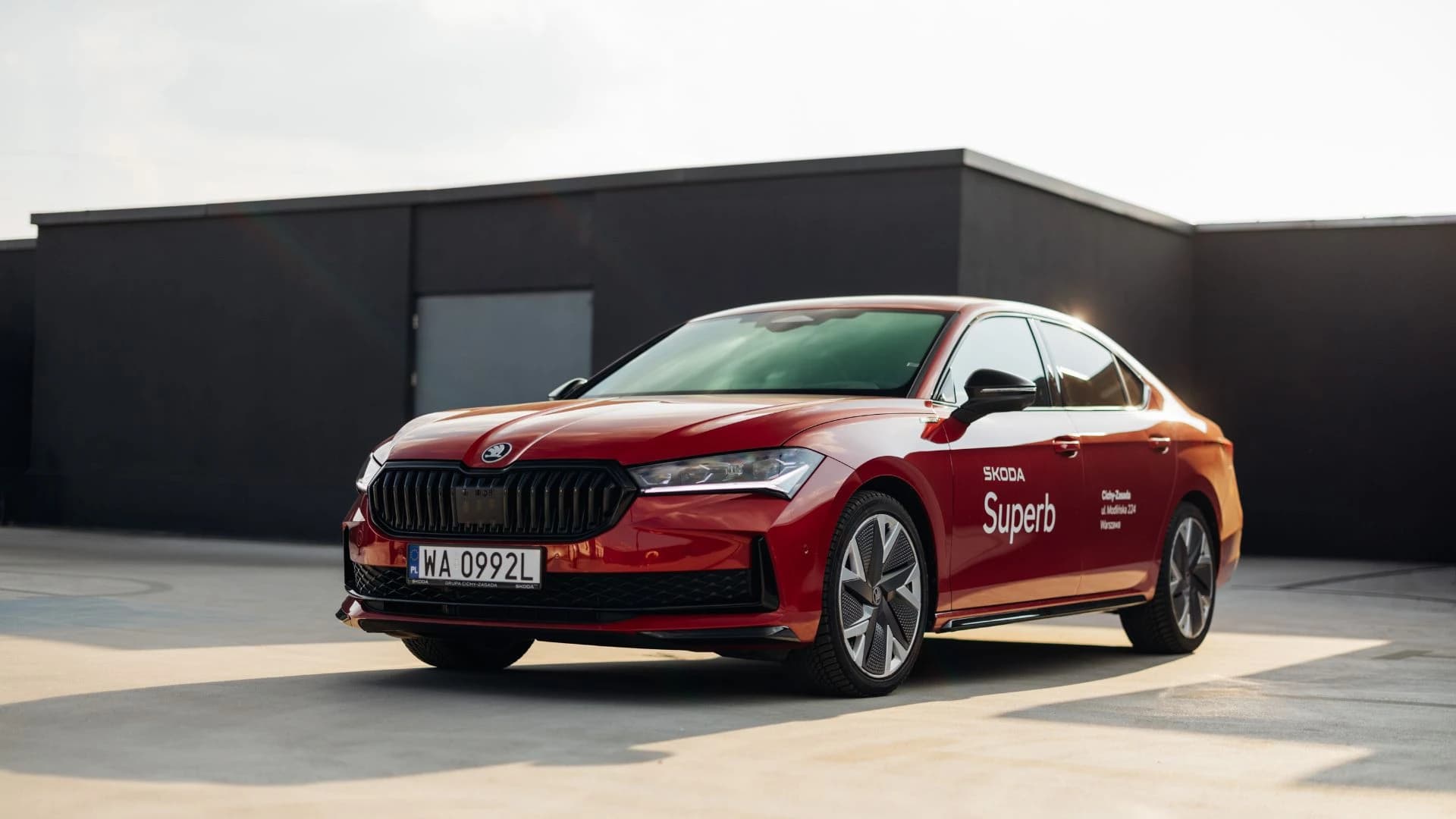 Czerwona Skoda Superb