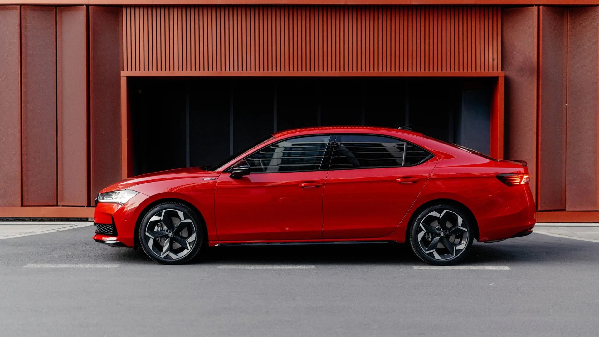 Czerwona Skoda Superb