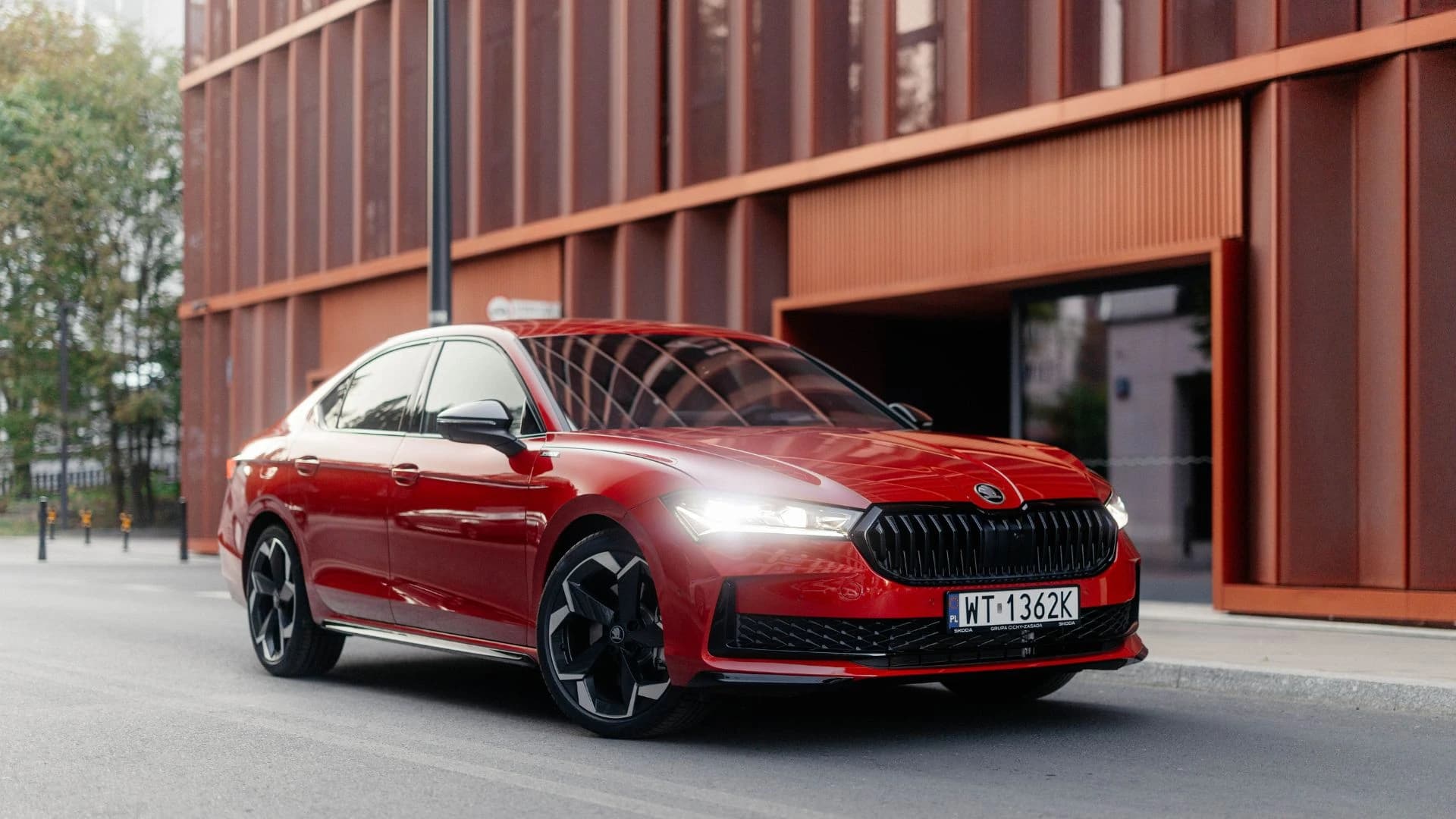 Czerwona Skoda Superb
