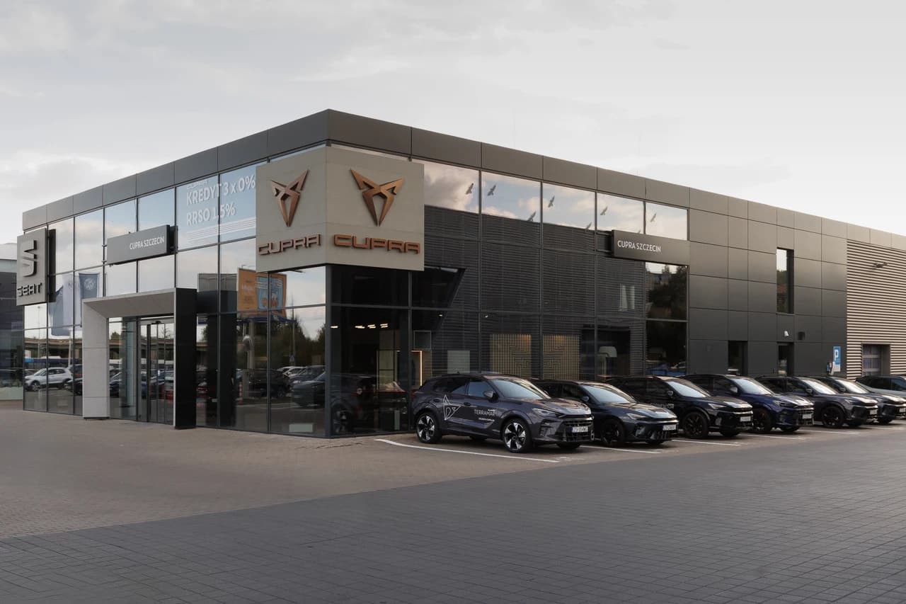 Modele CUPRY przed salonem CUPRA Studio Szczecin