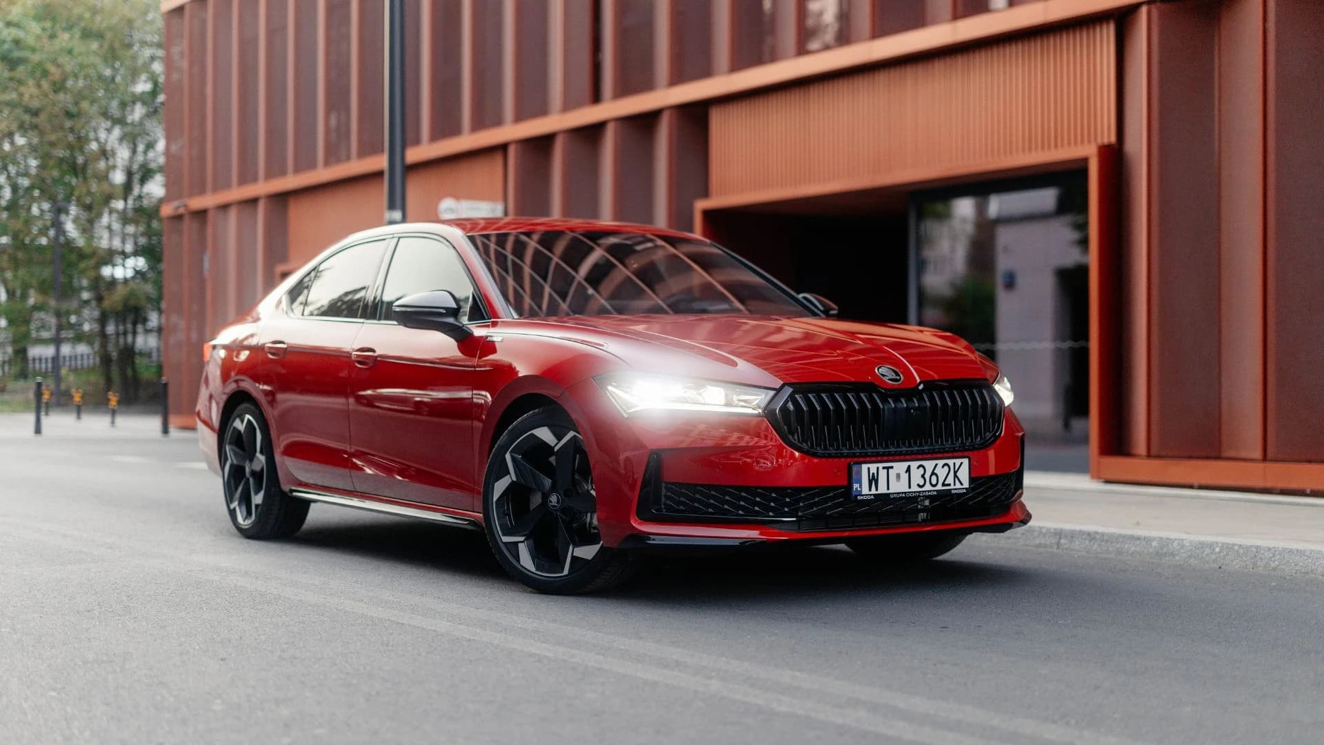 Czerwona Skoda Superb