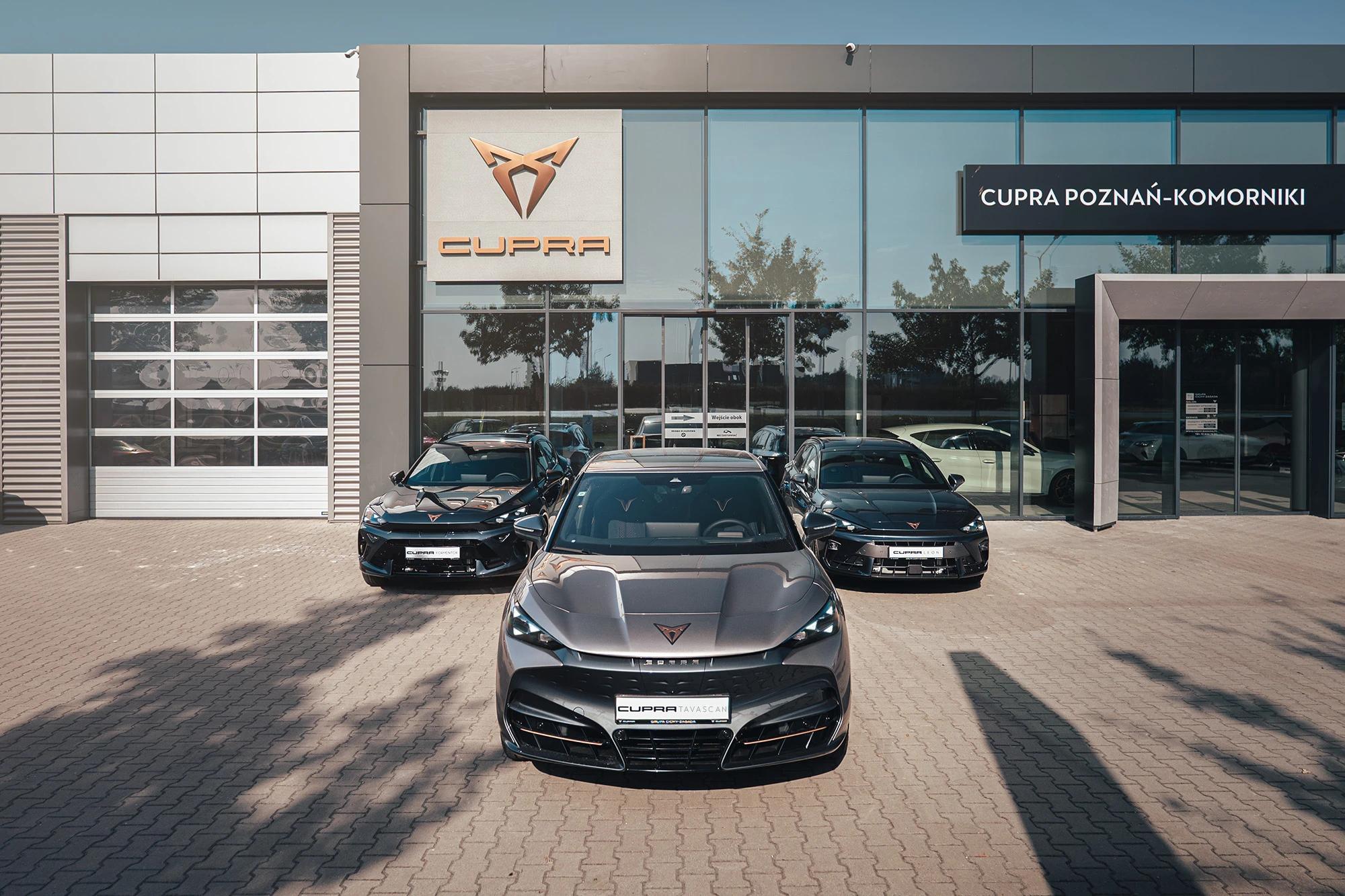 CUPRA Tavascan, Formentor i Leon Sportstourer przed wejściem głównym do CUPRA Studio Poznań-Komorniki