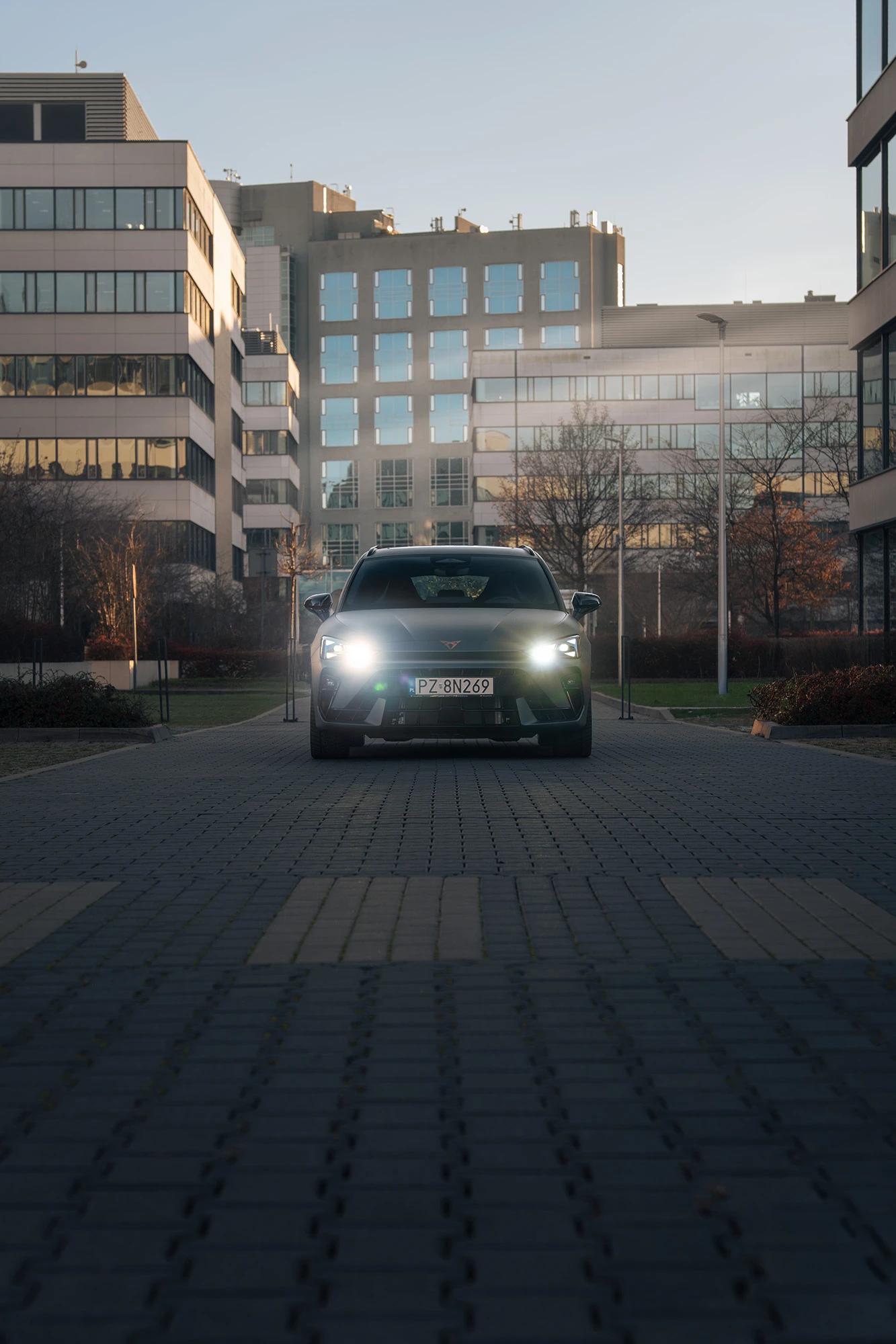 CUPRA Leon Sportstourer w przestrzeni miejskiej