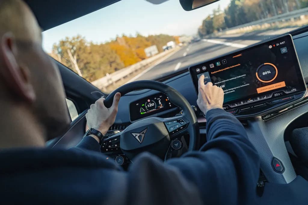 Kierowca jedzie elektryczną CUPRĄ