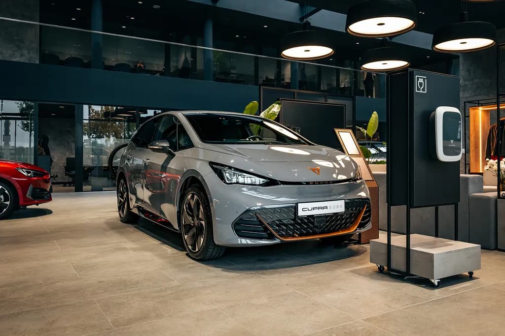 Elektryczna CUPRA BORN przy ładowarce