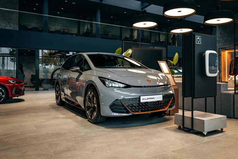Elektryczna CUPRA BORN przy ładowarce