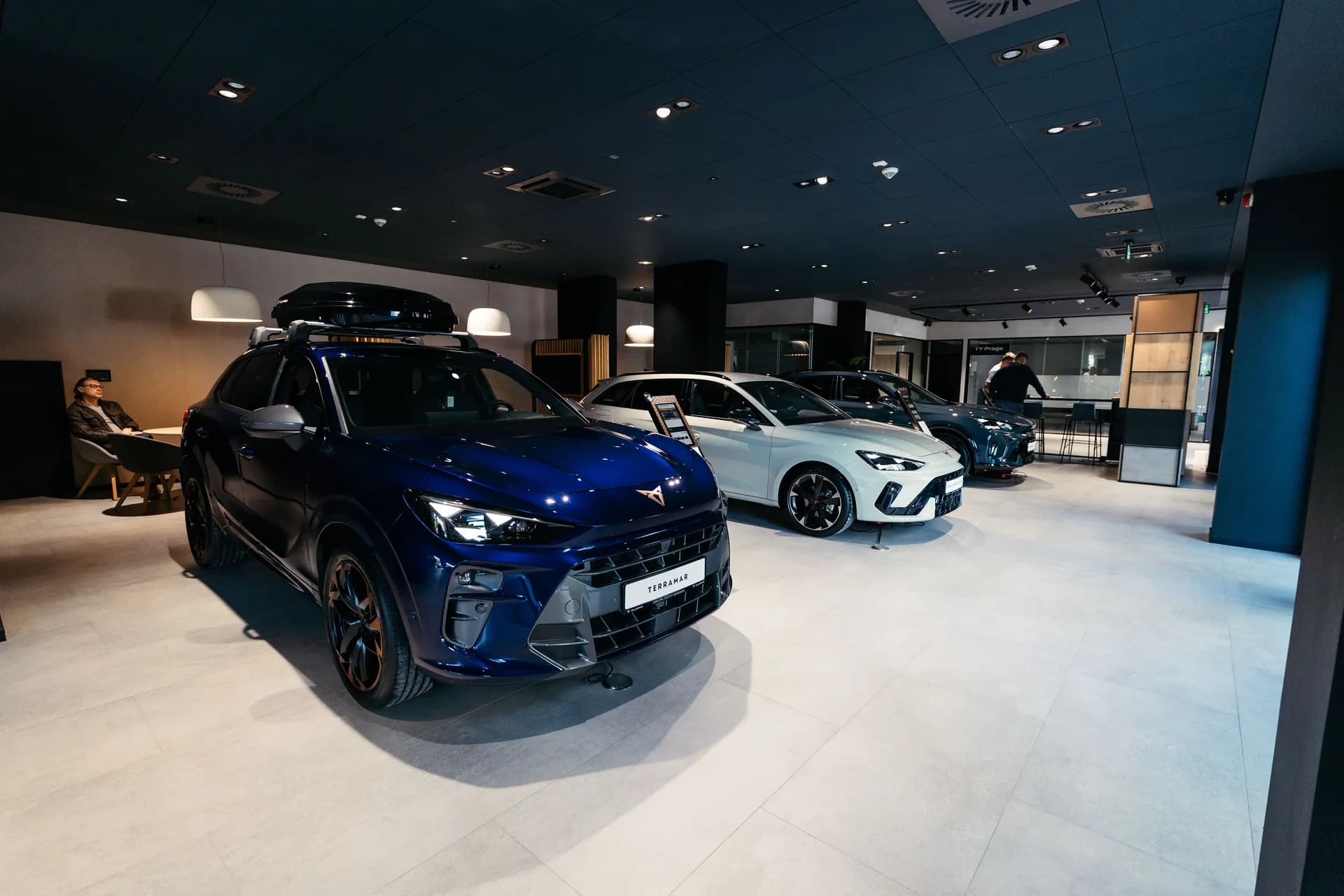 Niebieska Cupra Terramar z boxem dachowym w salonie Cupra