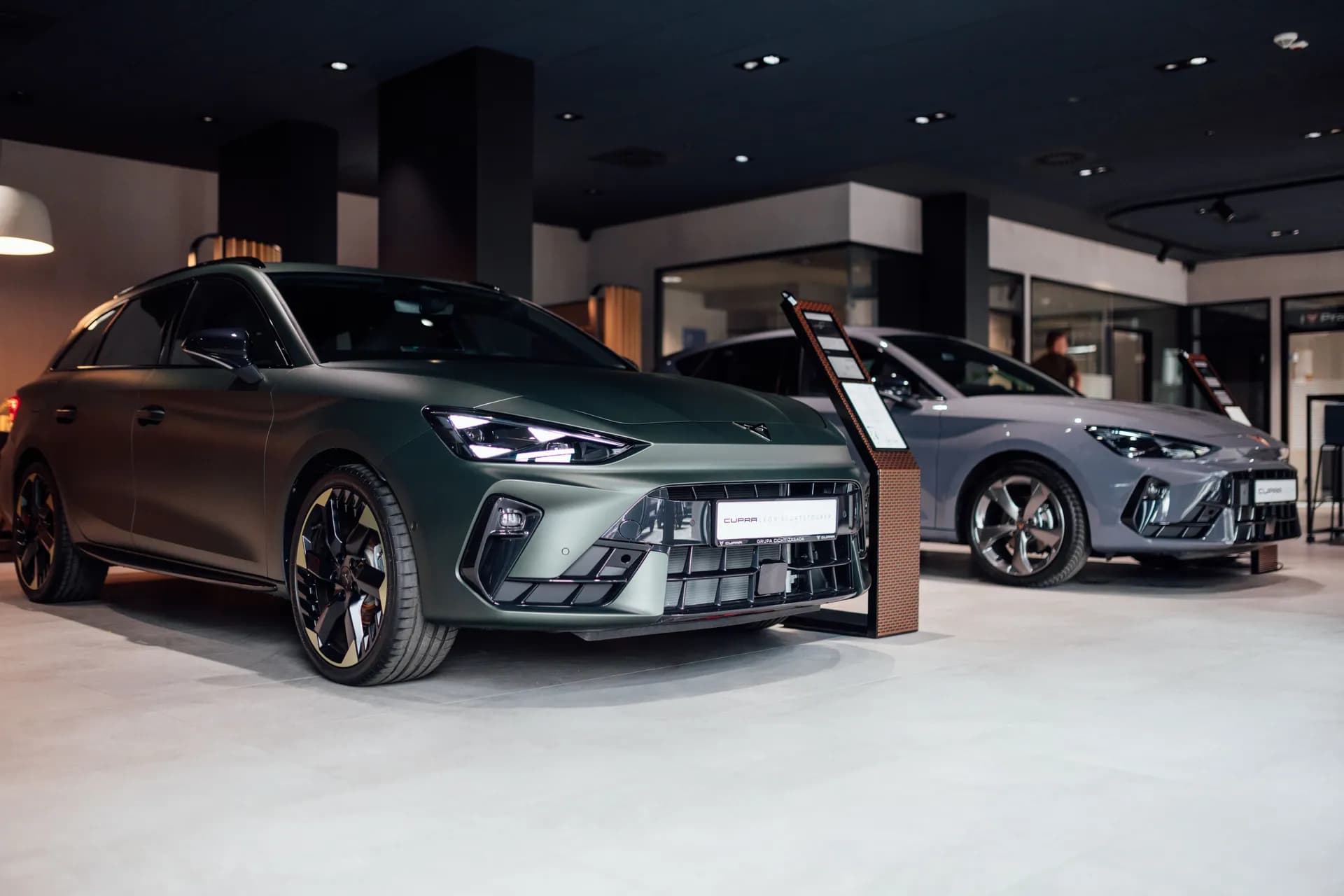 Matowa zielona Cupra Leon Sportstourer w salonie dealerskim