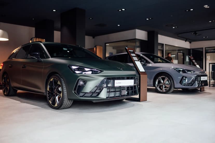 Matowa zielona Cupra Leon Sportstourer w salonie dealerskim