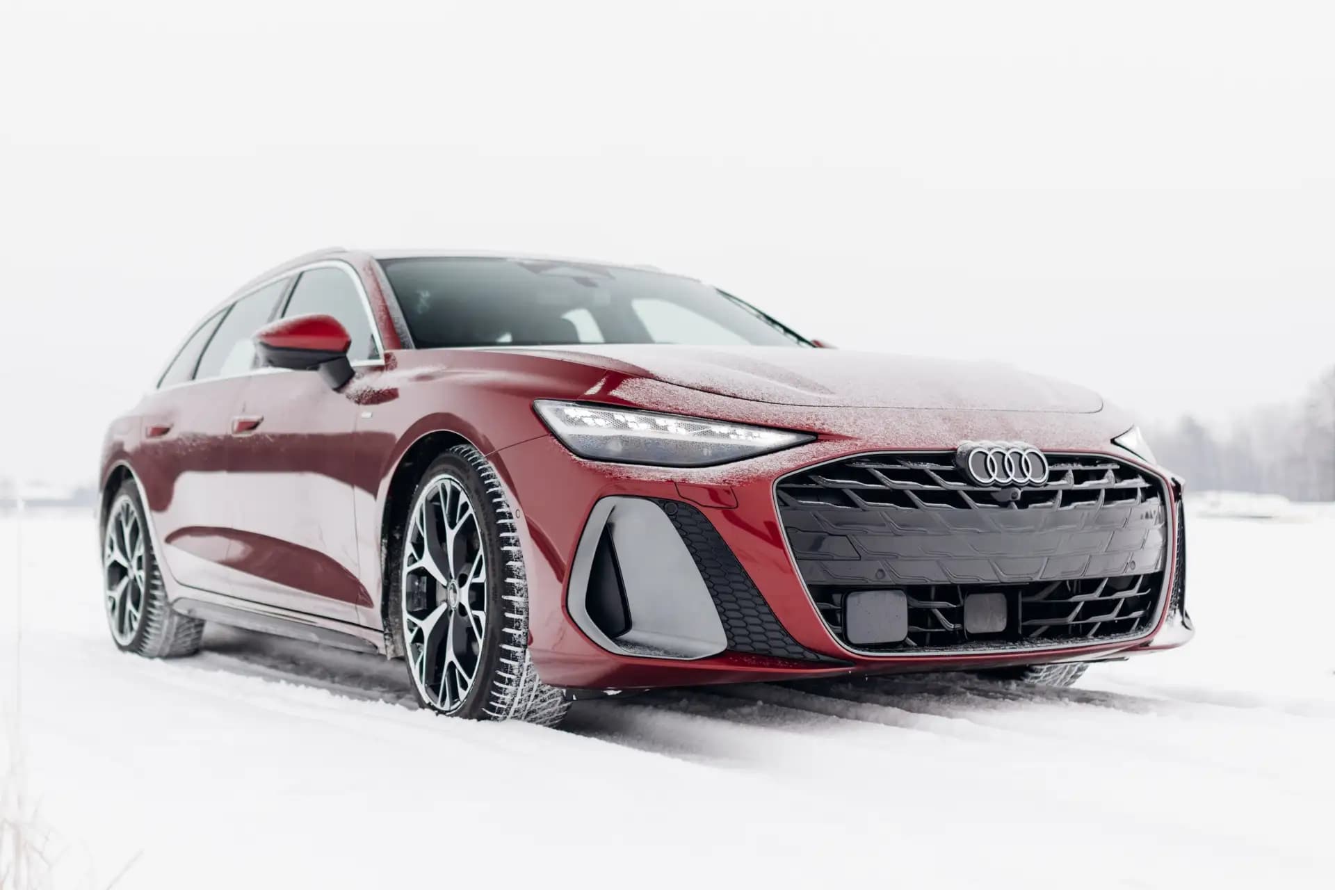 Czerwone Audi na śniegu z zimowymi oponami