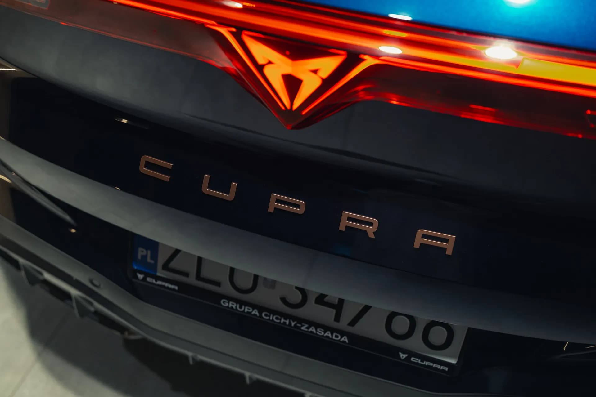 Tylne logo Cupra z listwą LED i ramką Grupa Cichy-Zasada