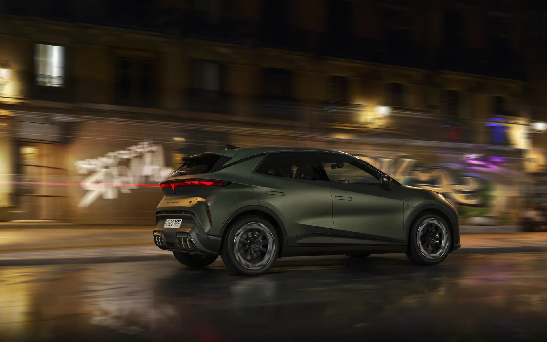 Cupra Raval Manganese Matt jadąca nocą ulicą miasta