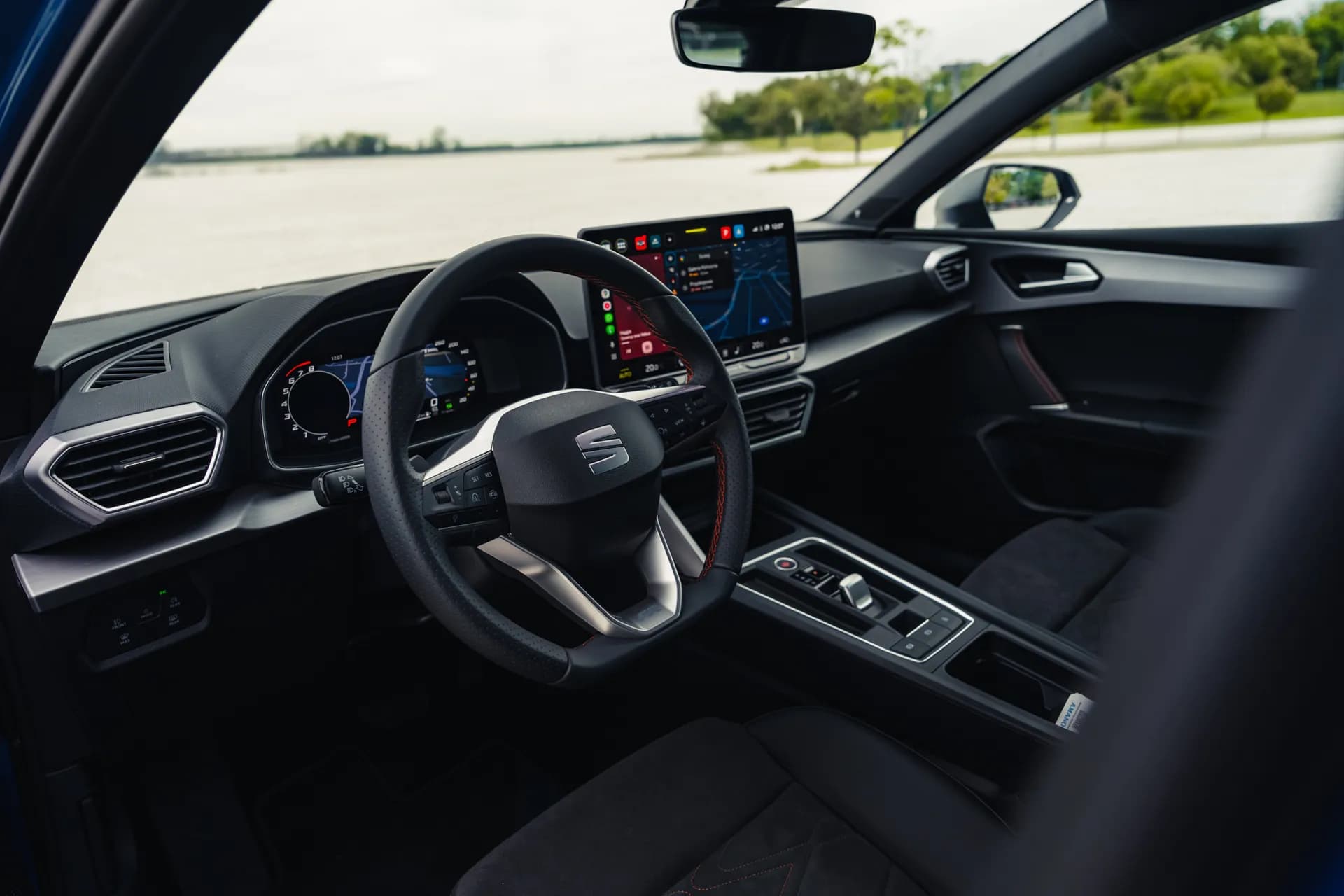 Wnętrze SEAT Leon – kierownica z logo SEAT i Virtual Cockpit