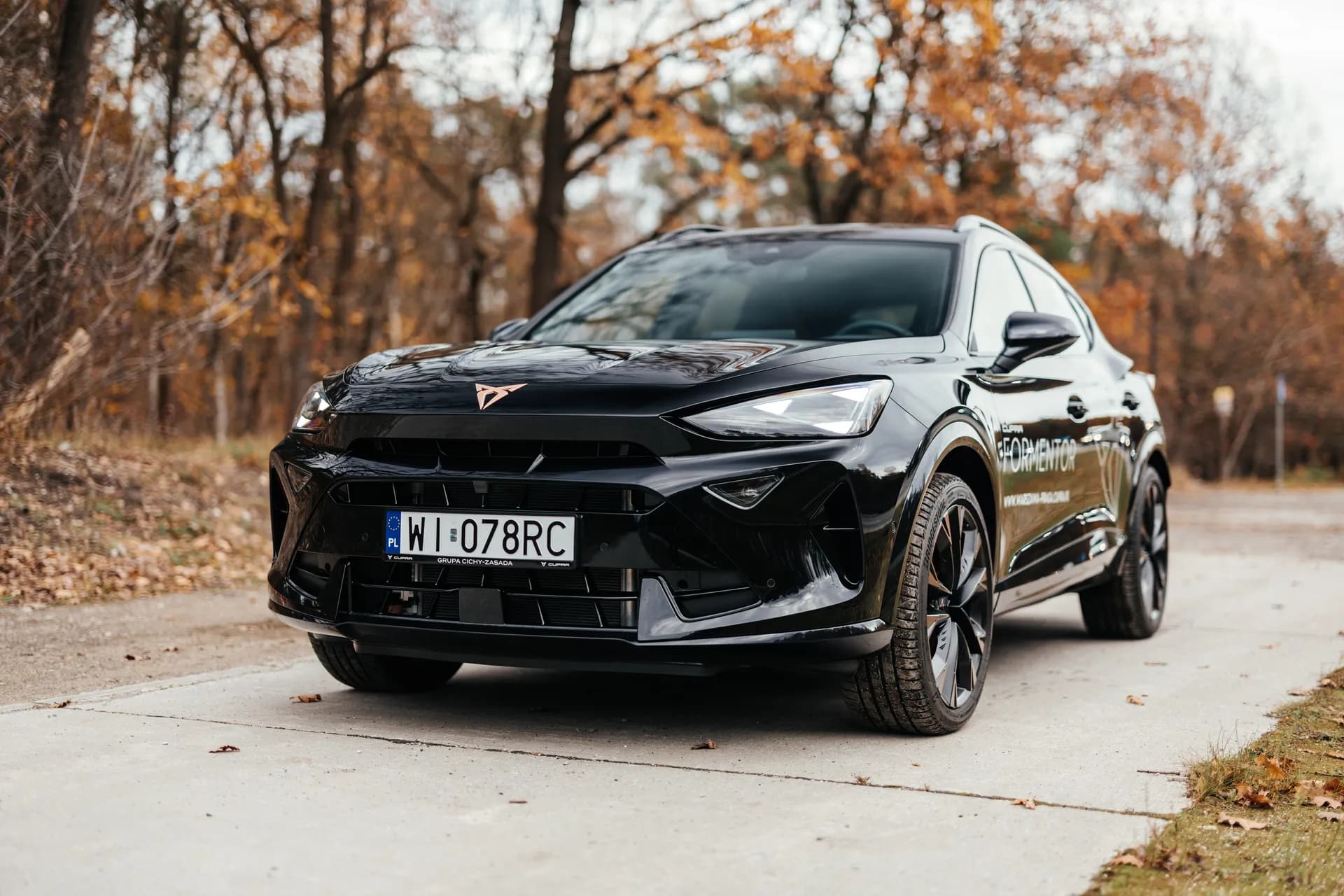 Czarna Cupra Formentor przód na leśnej drodze