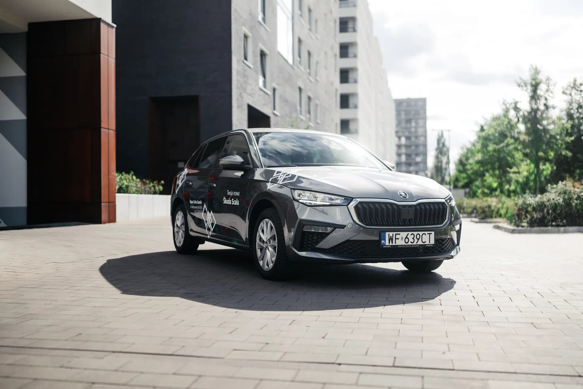 Szara Skoda Scala przed budynkiem – Store Cichy-Zasada Grochowska